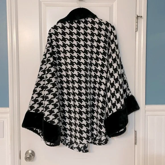 Jennifer Lauren Fuzzy Houndstooth Cape w/button closure & wide sleeves One Size - Picture 7 of 7